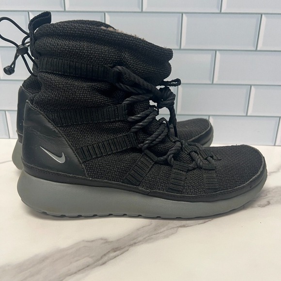 NIKE Womens Roshe One Size 9.5 Black/Gray Sherpa Lines Winter Boots 807424-001‎ - Picture 1 of 16